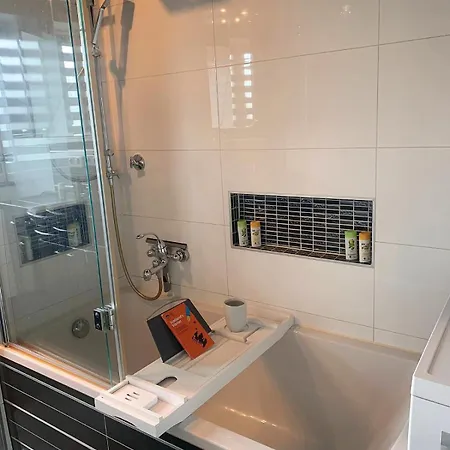 Katies - Zentral - 4 - 7 Personen - 2 Parken - Nintendo Switch - Disneyplus - E-kamin Apartment